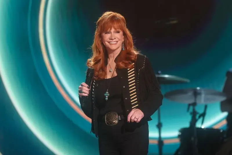 ريبا ماكنتاير على المسرح خلال حفل توزيع جوائز أكاديمية الموسيقى الريفية، حيث قدمت أغنيتها الجديدة "Trailblazer" واحتفلت بإنجازات الفنانين.