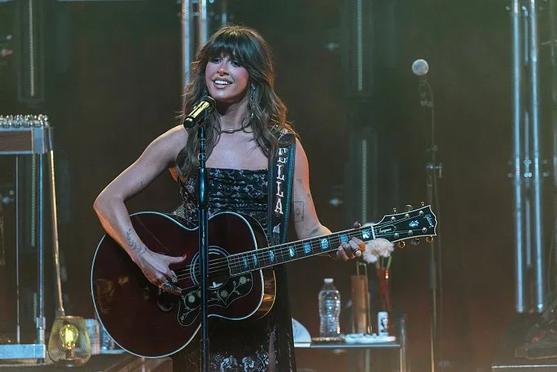 ليني ويلسون تؤدي على المسرح خلال حفل توزيع جوائز الأكاديمية الموسيقية الريفية، حائزة على جائزة أفضل فنانة لهذا العام.