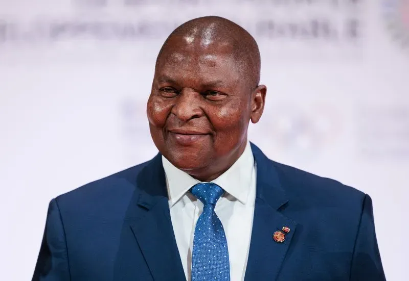 الرئيس فوستين أركانج تواديرا مبتسم خلال حدث رسمي، حيث يعكس جهوده لدعم استقرار جمهورية أفريقيا الوسطى وسط التحديات الأمنية.