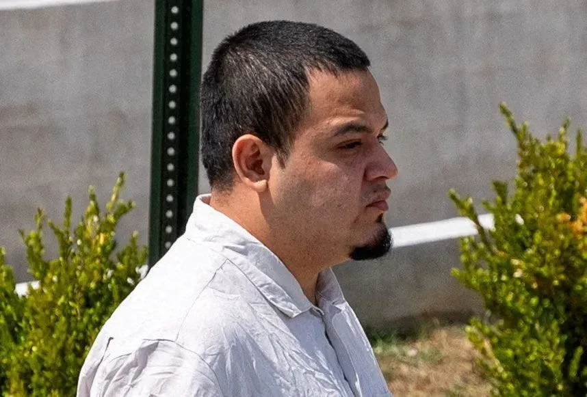 كيلمار أبريغو غارسيا، رجل من ماريلاند، يظهر في تجمع حاشد في بالتيمور لمواجهة الترحيل غير القانوني، وسط دعم عائلته ونشطاء الهجرة.