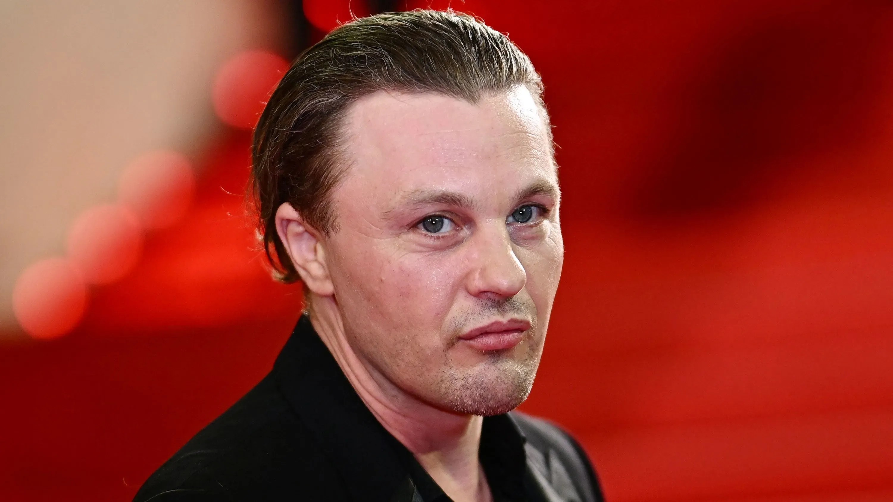 مايكل بيت، الممثل المعروف بأدواره في "بوردووك إمباير"، يواجه اتهامات بالاعتداء الجنسي والخنق وفقًا للائحة اتهام في نيويورك.