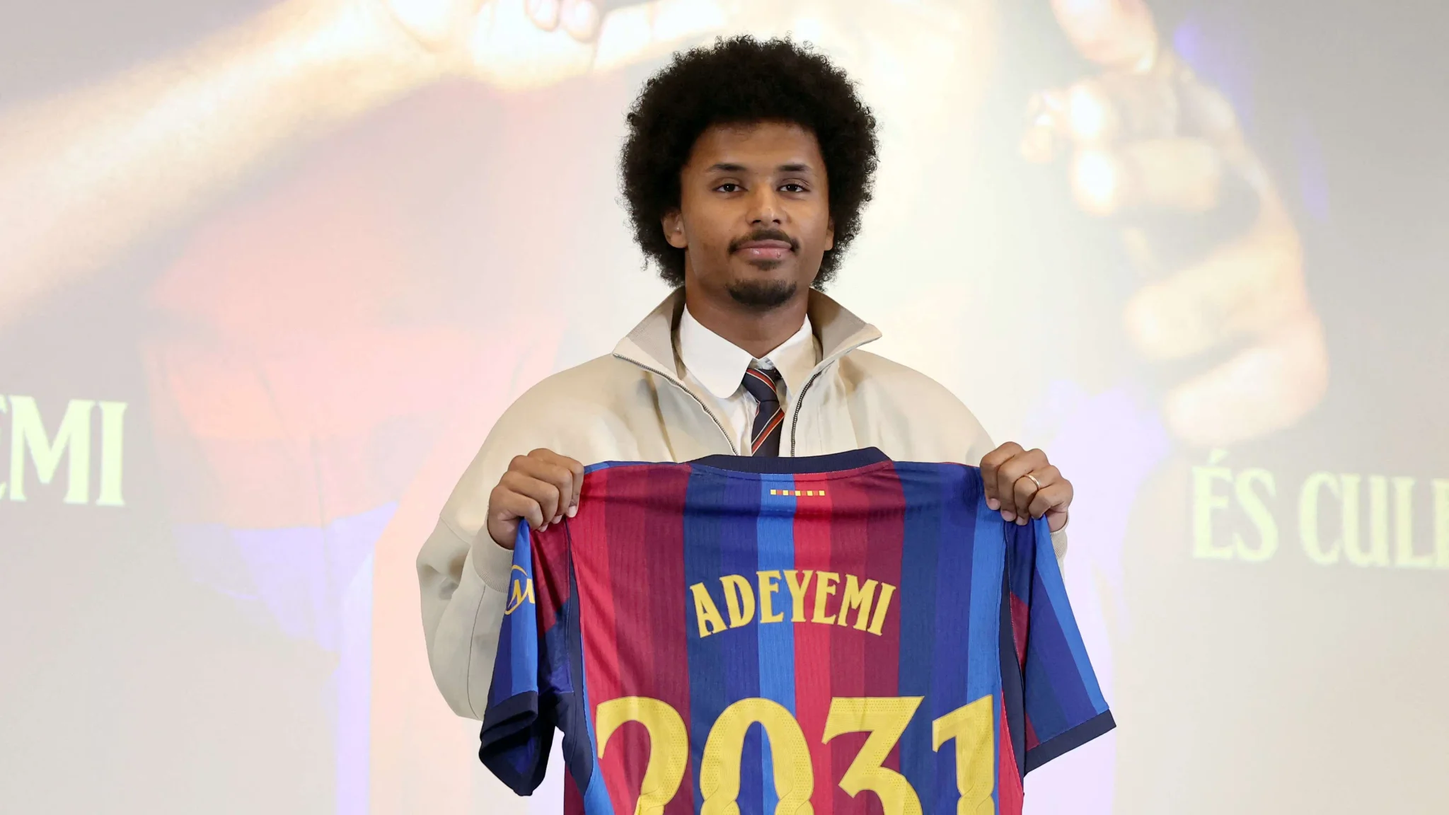 كاريم أدييمي يحمل قميص برشلونة الجديد مع اسمه ورقم 2031، بعد انضمامه للنادي استعداداً للموسم القادم.