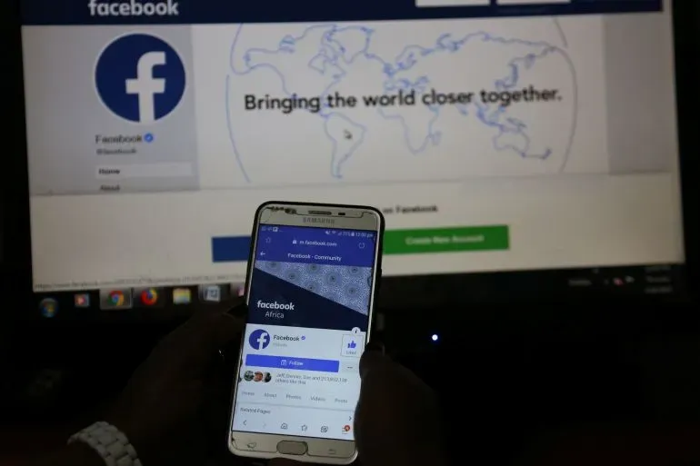 صورة تُظهر شاشة حاسوب تعرض صفحة فيسبوك، مع هاتف محمول يحمل نفس الصفحة، مما يبرز أهمية وسائل التواصل الاجتماعي في قضايا حقوق الإنسان.