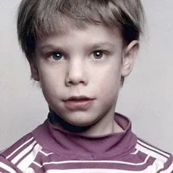 صورة للطفل إيتان باتز، الذي اختفى في عام 1979، يظهر فيها ملامحه البريئة وشعره الأشقر، مما يثير ذكريات مؤلمة حول قضيته.