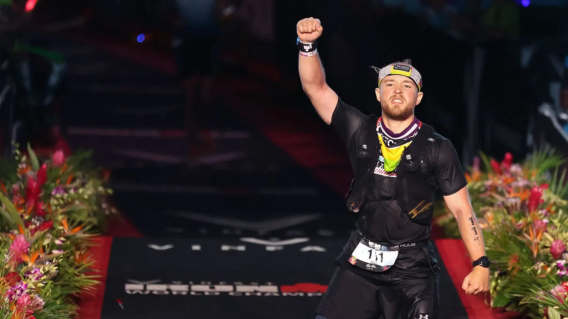 بيلي مونجر يحتفل بعد إنهاء سباق الرجل الحديدي في هاواي، محققًا رقمًا قياسيًا عالميًا، رغم كونه مبتور الساقين.