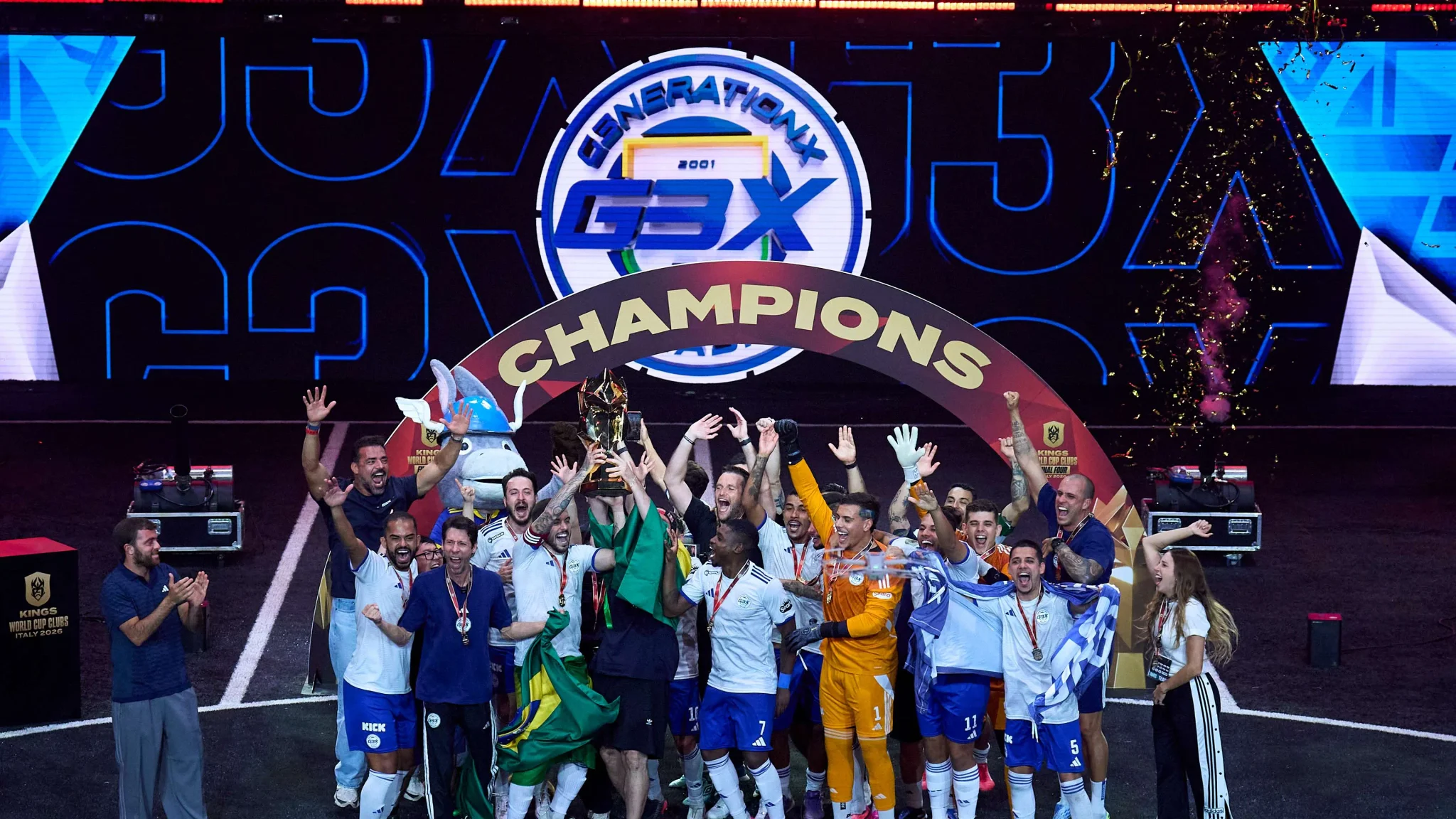 فريق G3X البرازيلي يحتفل بلقب Kings League Club World Cup في ميلانو وسط أجواء احتفالية وتكريم اللاعبين.