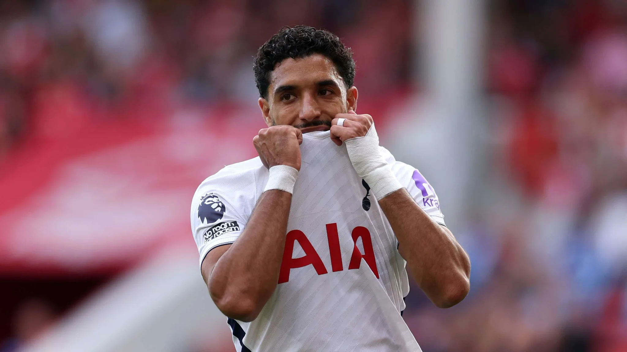 عمر مرموش لاعب توتنهام يظهر تعبيراً عاطفياً خلال مباراة الدوري الإنجليزي، مع تسليط الضوء على ضغوط التكيف والتحديات التكتيكية في الفريق.