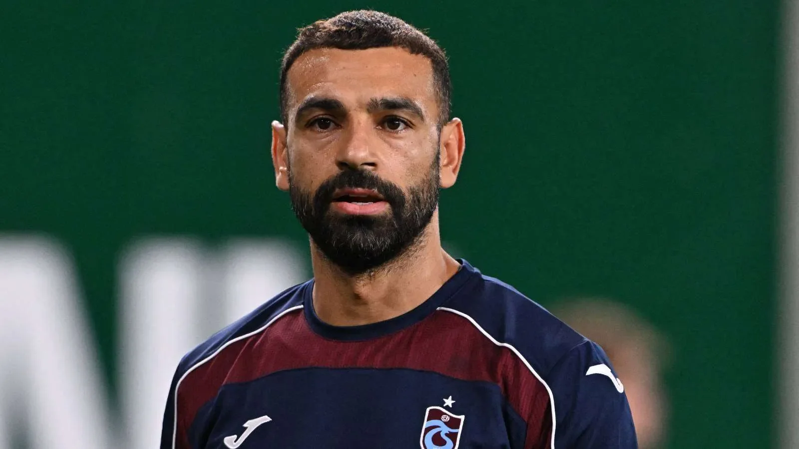 محمد صلاح لاعب نادي طرابزون سبور التركي يرتدي زي الفريق الرسمي خلال مباراة في الدوري التركي الممتاز.