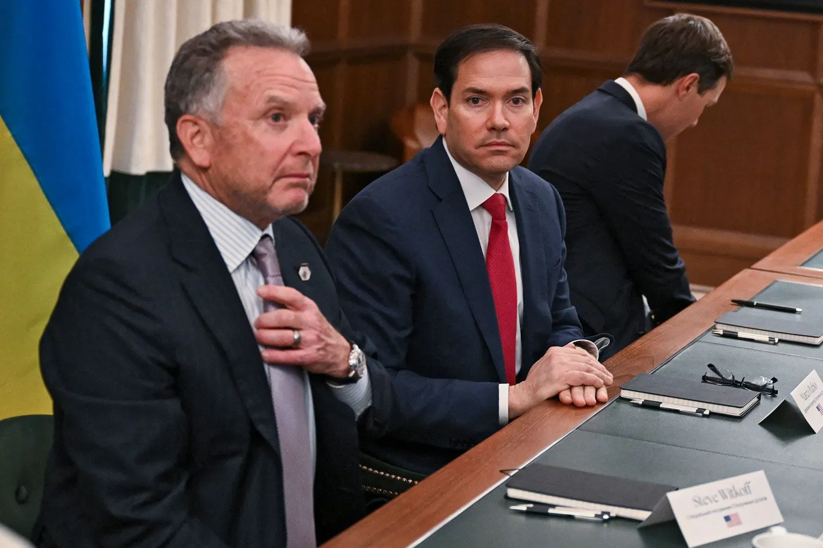 اجتماع دبلوماسي في نادي شل باي بفلوريدا، مع وفدين من واشنطن وكييف يتفاوضان حول السلام في أوكرانيا، وسط أجواء رسمية.