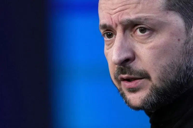 صورة قريبة للرئيس الأوكراني زيلينسكي، تعكس مشاعر القلق والتحديات التي تواجه أوكرانيا في ظل الحرب المستمرة وتأثيرها على الأمن الأوروبي.