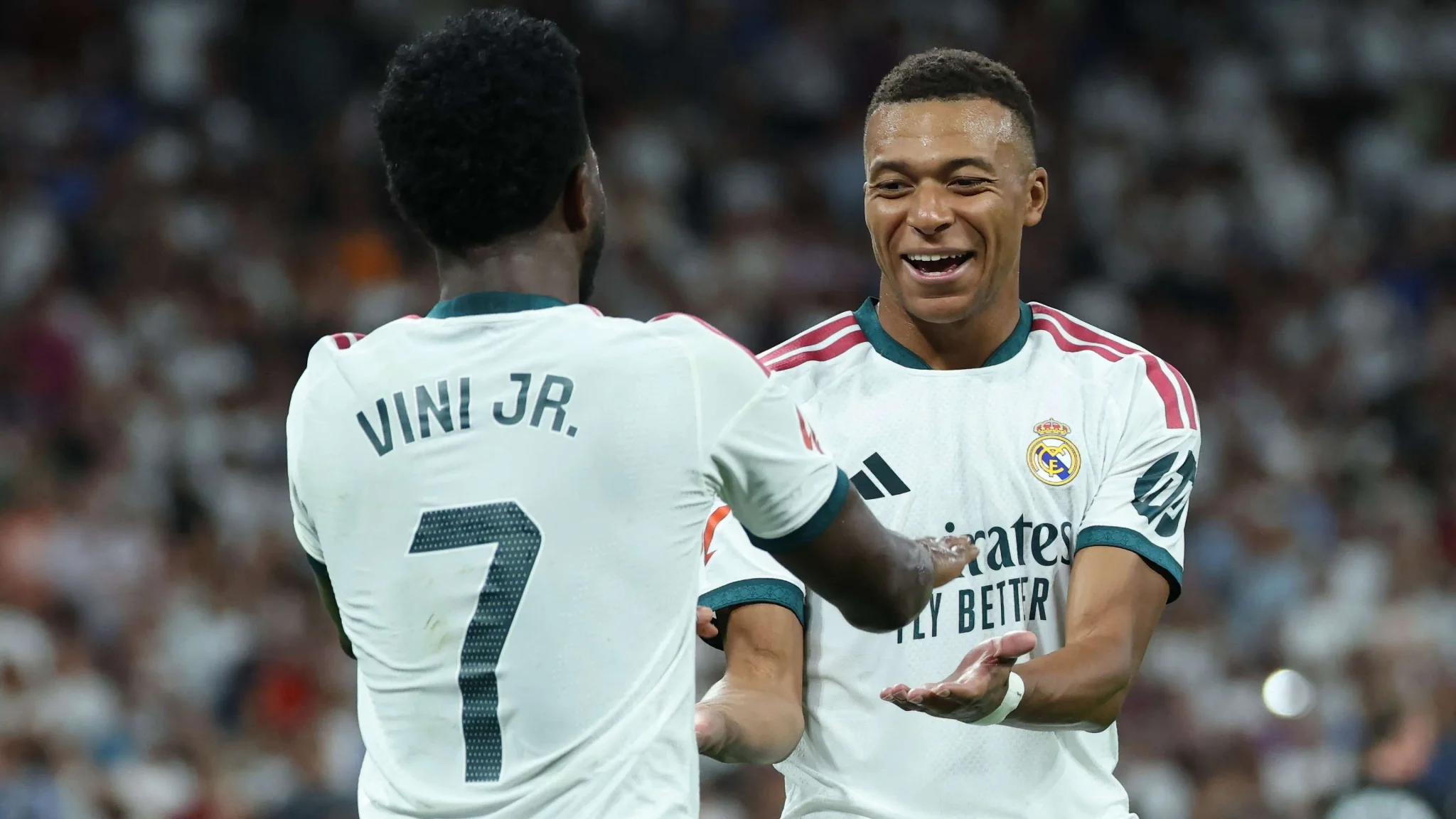 كيليان مبابي وفينيسيوس جونيور يحتفلان معاً خلال مباراة لريال مدريد، في سياق حملة النادي لدعم مبابي لجائزة الكرة الذهبية 2026.
