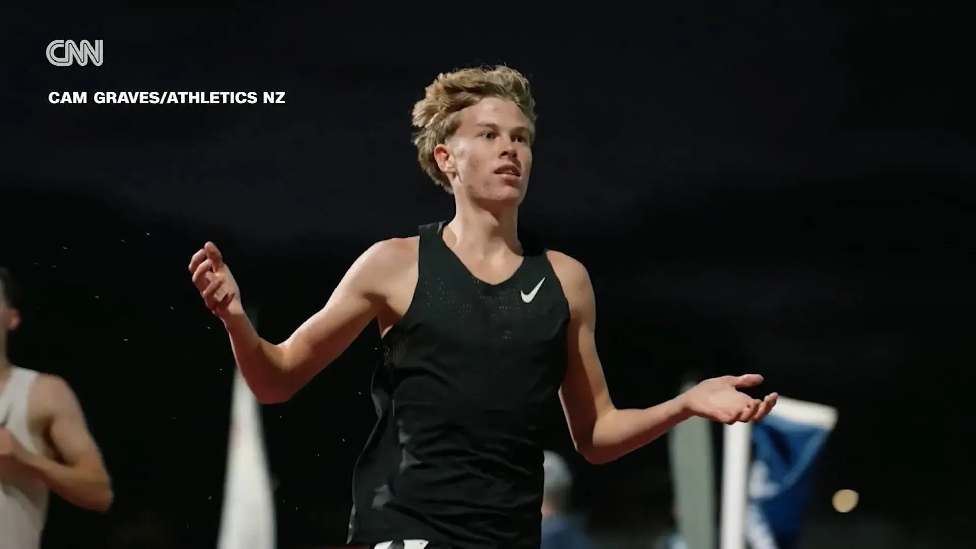 سام روثي، العداء النيوزيلندي البالغ من العمر 15 عامًا، يحتفل بعد تحقيقه رقمًا قياسيًا في سباق الميل تحت أربع دقائق في أوكلاند.