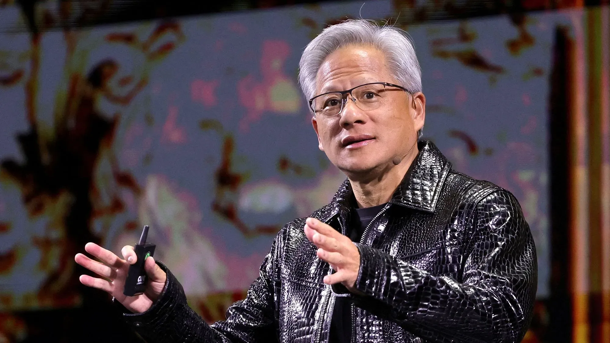 رئيس شركة إنفيديا يتحدث في مؤتمر GTC حول شريحة Blackwell Ultra الجديدة وقدراتها في تعزيز الذكاء الاصطناعي والتفكير المنطقي.