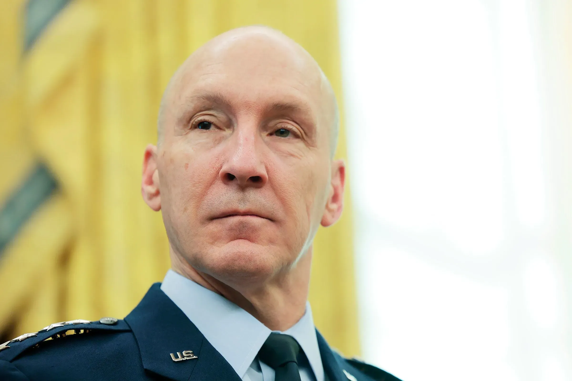 الجنرال ديفيد ألفين، رئيس أركان القوات الجوية الأمريكية، يظهر في صورة رسمية، معبرًا عن امتنانه لفرصة قيادته للقوات الجوية.