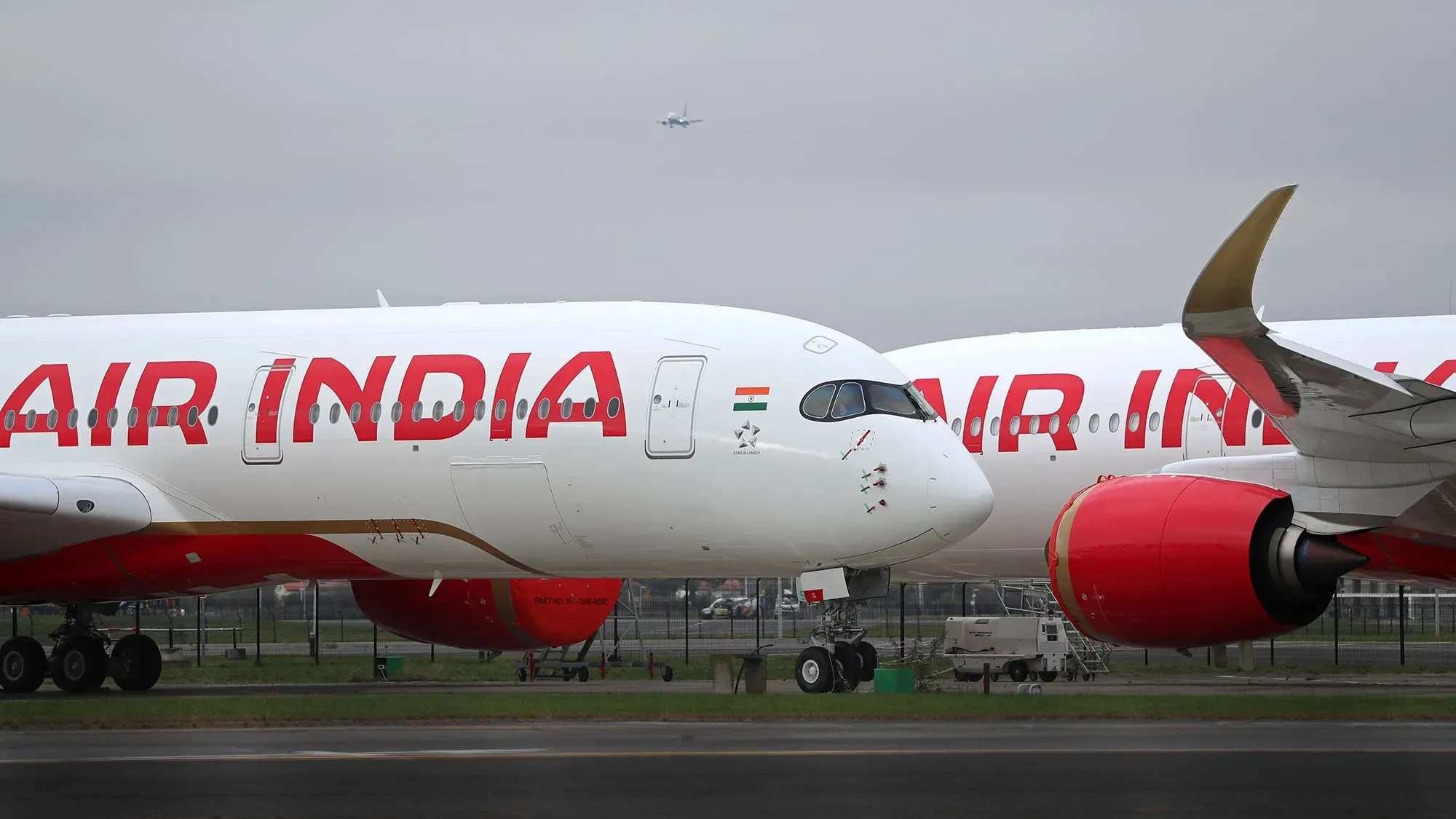 طائرة الخطوط الجوية الهندية من طراز بوينج 777-300ER متوقفة، مع ظهور علامة "AIR INDIA" بوضوح، في سياق حادث يتعلق بالمراحيض.