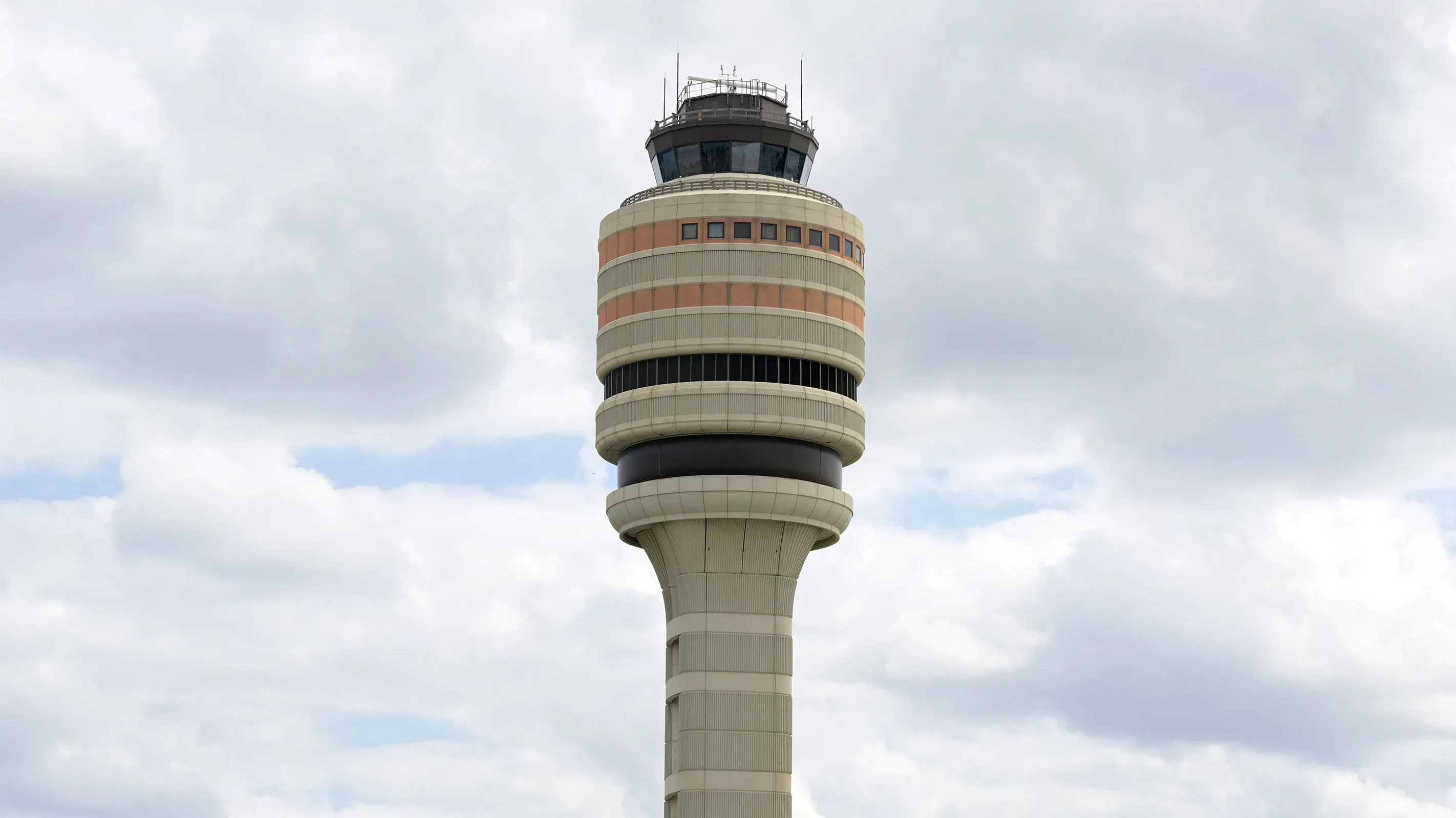برج مراقبة الطيران في مطار أورلاندو الدولي، يرمز إلى أهمية السلامة الجوية بعد حادثة الإقلاع الخاطئ لطائرة ساوث ويست.