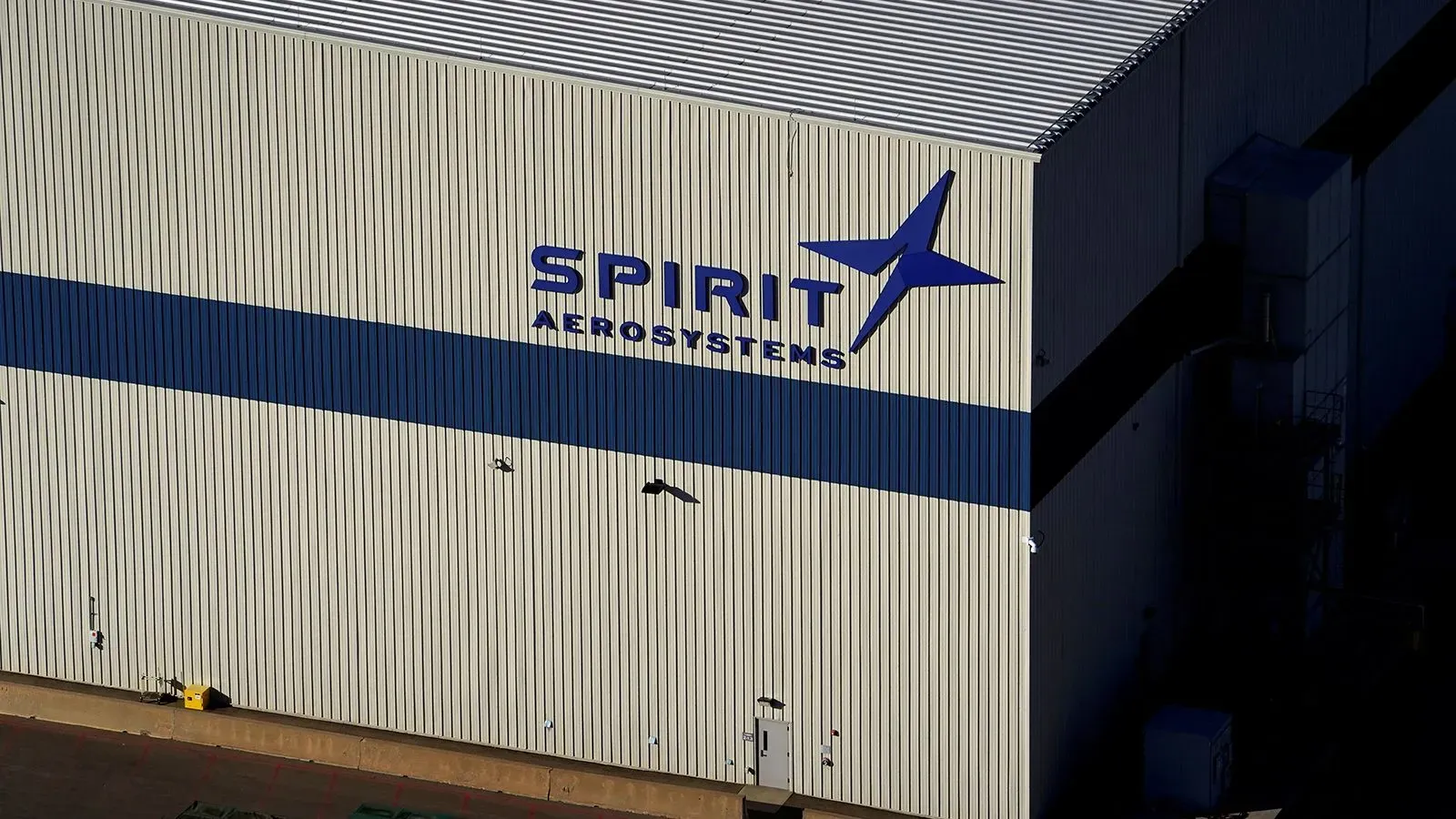 ستشتري إيرباص أصول سبيريت أيرو سيستمز في الولايات المتحدة والمملكة المتحدة بينما تقوم بتقسيم المورد مع بوينغ