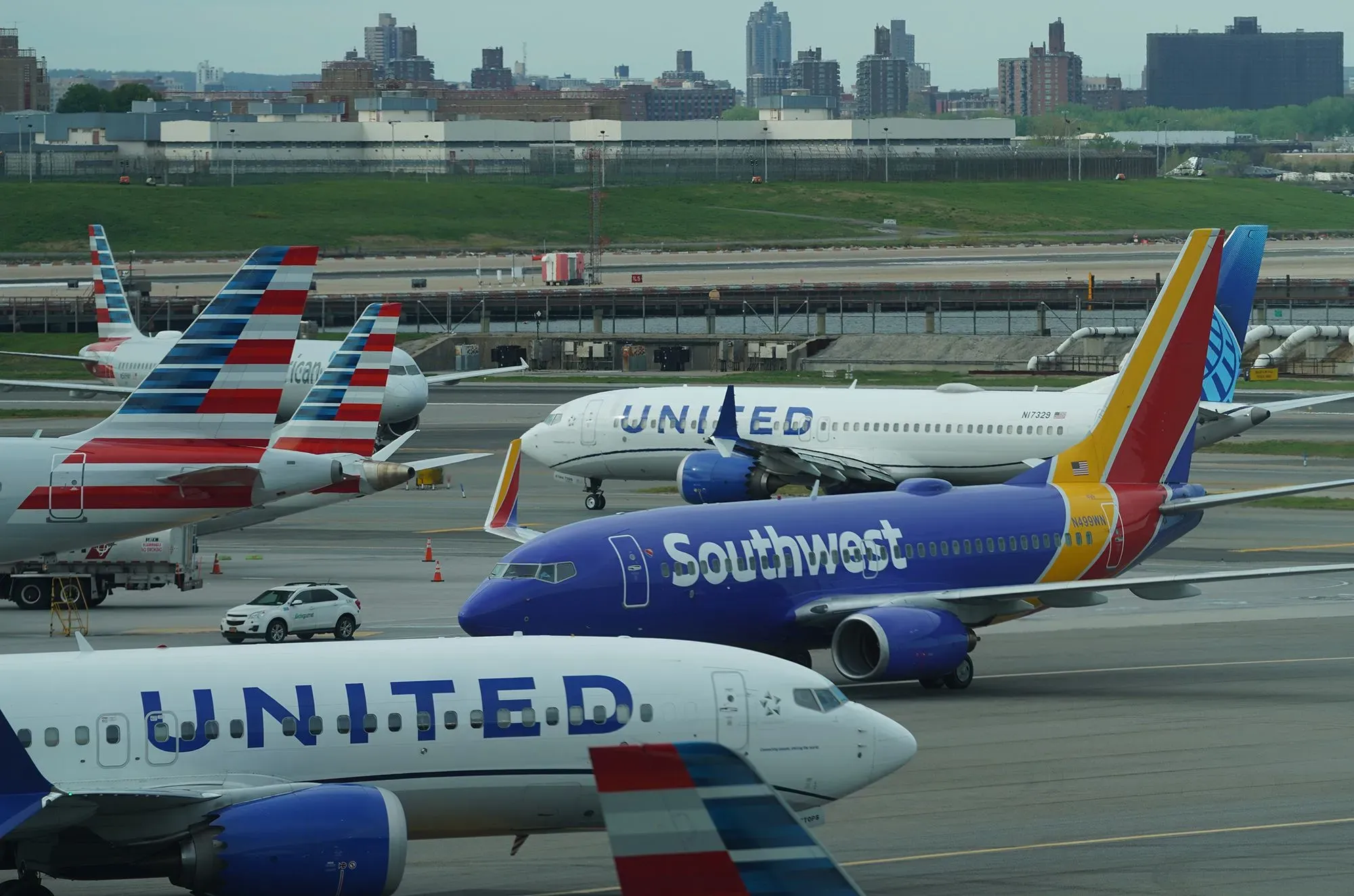 زيادة أسعار تذاكر الطيران بسبب ارتفاع تكاليف الوقود، مع ظهور طائرات لشركات مثل United وSouthwest في مطار مزدحم.