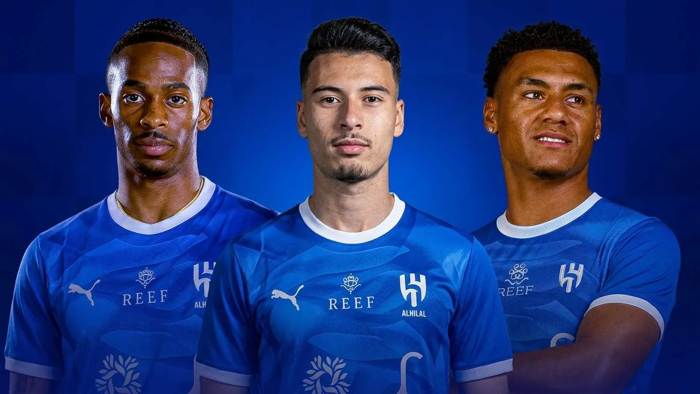 ثلاثة مهاجمين جدد من الدوري الإنجليزي يرتدون قميص الهلال الأزرق استعدادًا لتعزيز الهجوم في الموسم الجديد.