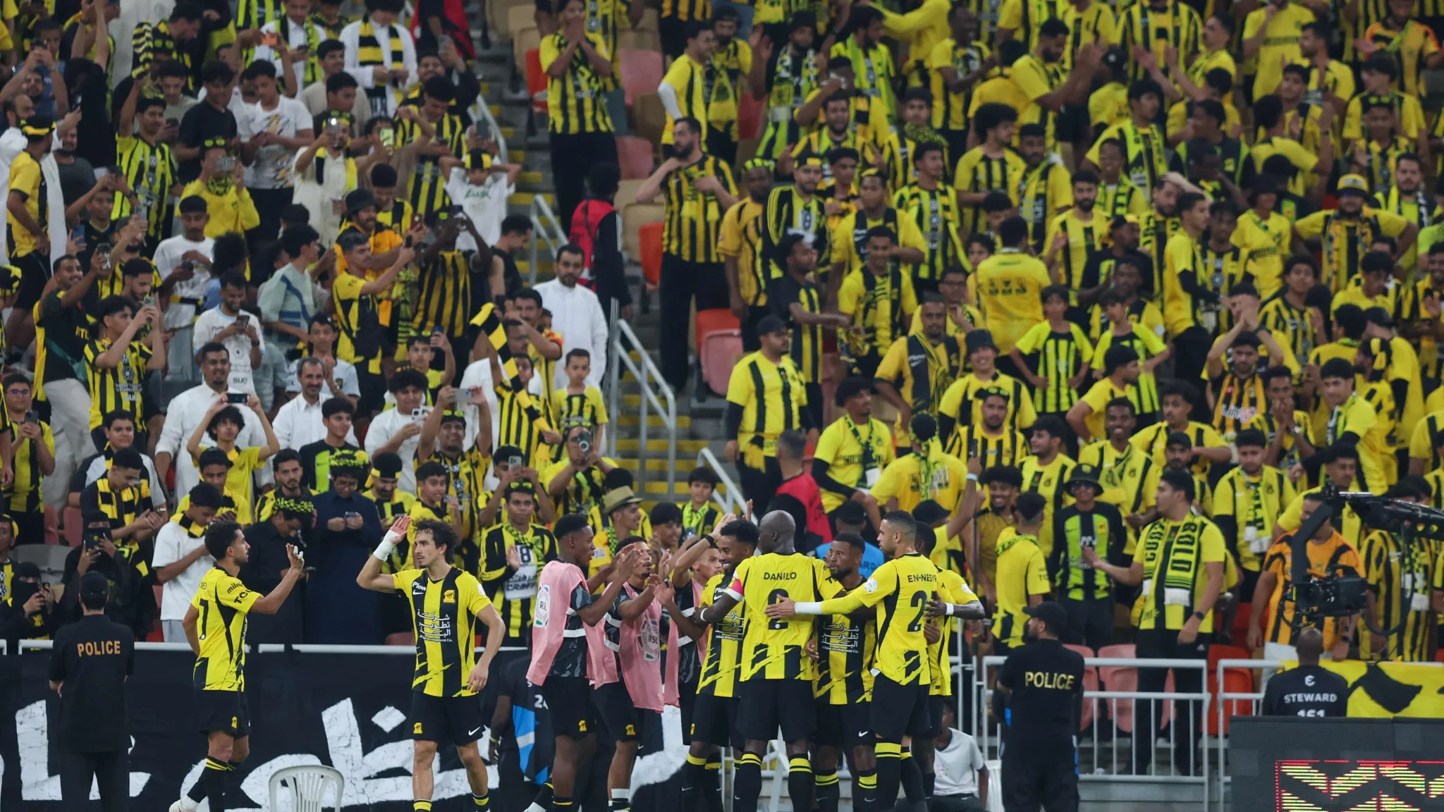 لاعبو الاتحاد السعودي يحتفلون مع جماهيرهم في مدرجات ملعب مباراة دوري روشن السعودي، بعد فوز مهم قبل مواجهة دوري أبطال آسيا.