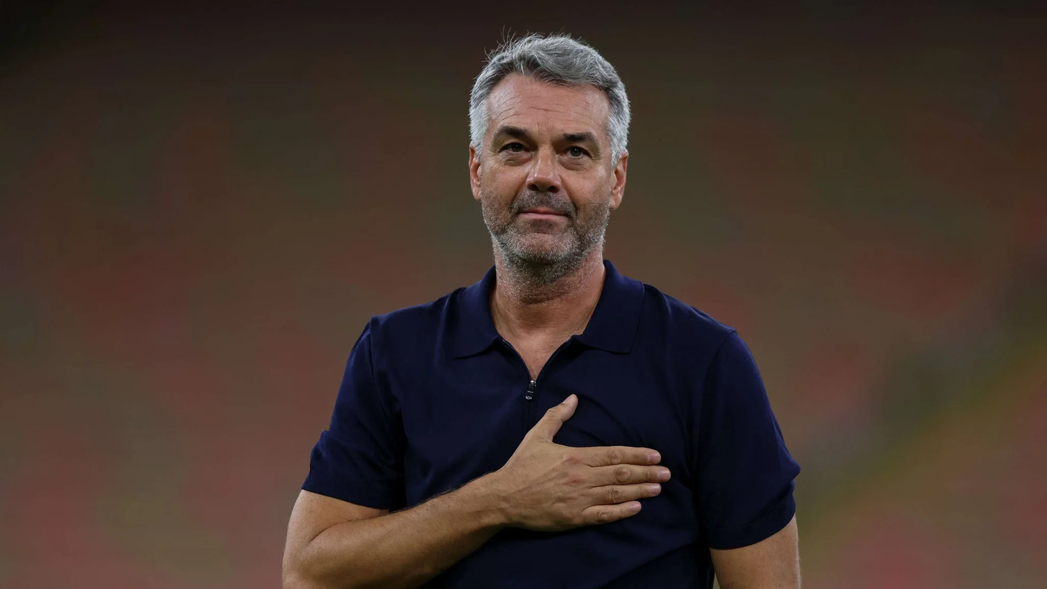 المدرب الهولندي مارينو بوسيتش يضع يده على صدره في ملعب جدة بعد فوز الأهلي السعودي على أوكلاند في كأس الإنتركونتيننتال.