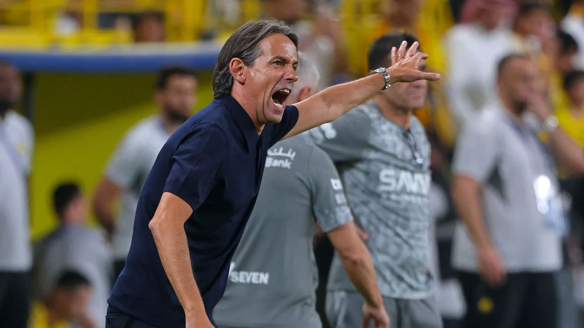 المدرب سيموني إنزاغي يوجه تعليماته بحماس خلال مباراة، مع تركيز على بناء هجوم الهلال الجديد من الدوري الإنجليزي لتعزيز المنافسة المحلية والآسيوية.