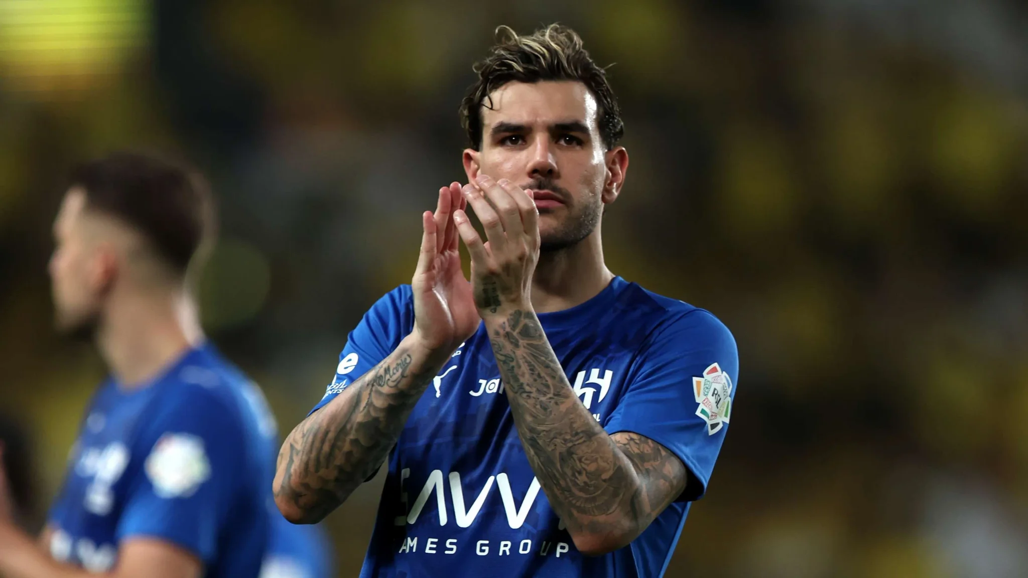 لاعب الهلال يصفق بعد أداء قوي في مباراة دوري روشن للمحترفين ضد الخليج، مع التركيز على روح الفريق والانتصار الكبير.