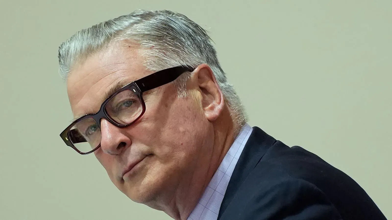 أليك بالدوين يظهر في جلسة قانونية، حيث يتحدث عن قضيته المتعلقة بوفاة هالينا هاتشينز في فيلم \"روست\"، مشيرًا إلى انتهاكات حقوقه.