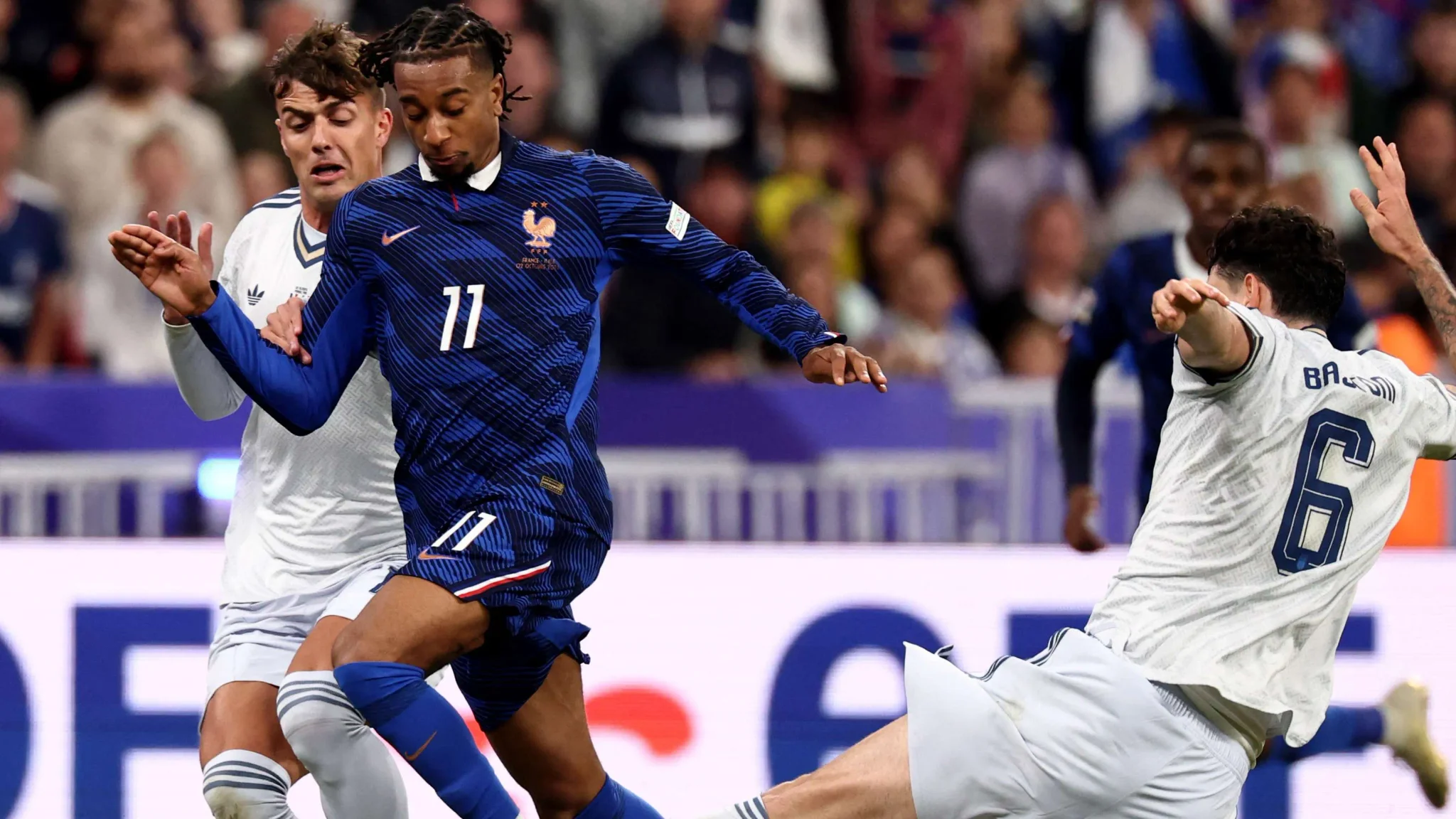 لاعب فرنسي يراوغ دفاع إيطالي خلال مباراة دوري الأمم الأوروبية التي شهدت طرد أوباميكانو وتعادل الفريقين.