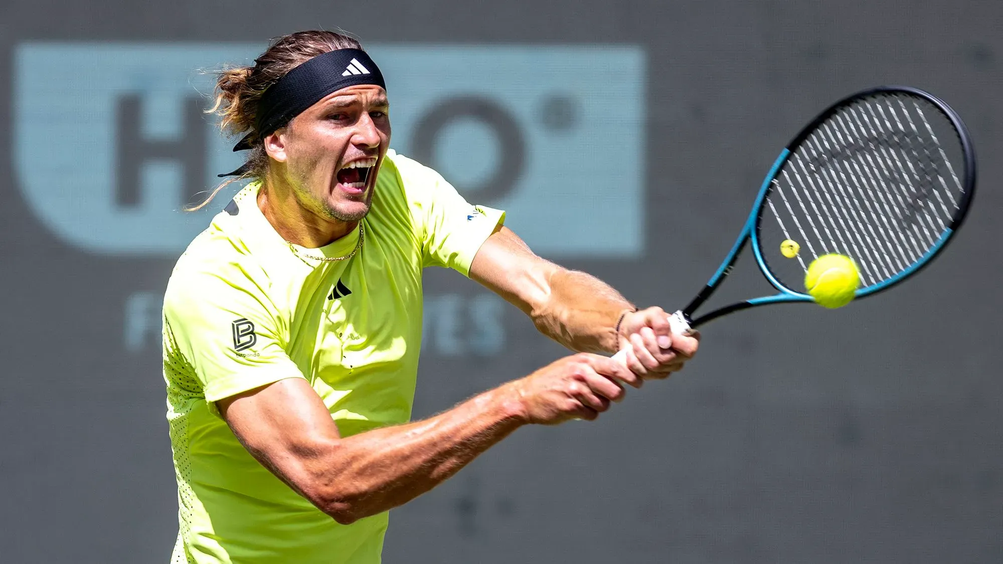 أليكس زفيريف يضرب الكرة أثناء مباراته في هاله، حيث حقق فوزًا ساحقًا على ماركوس جيرون استعدادًا لبطولة ويمبلدون.