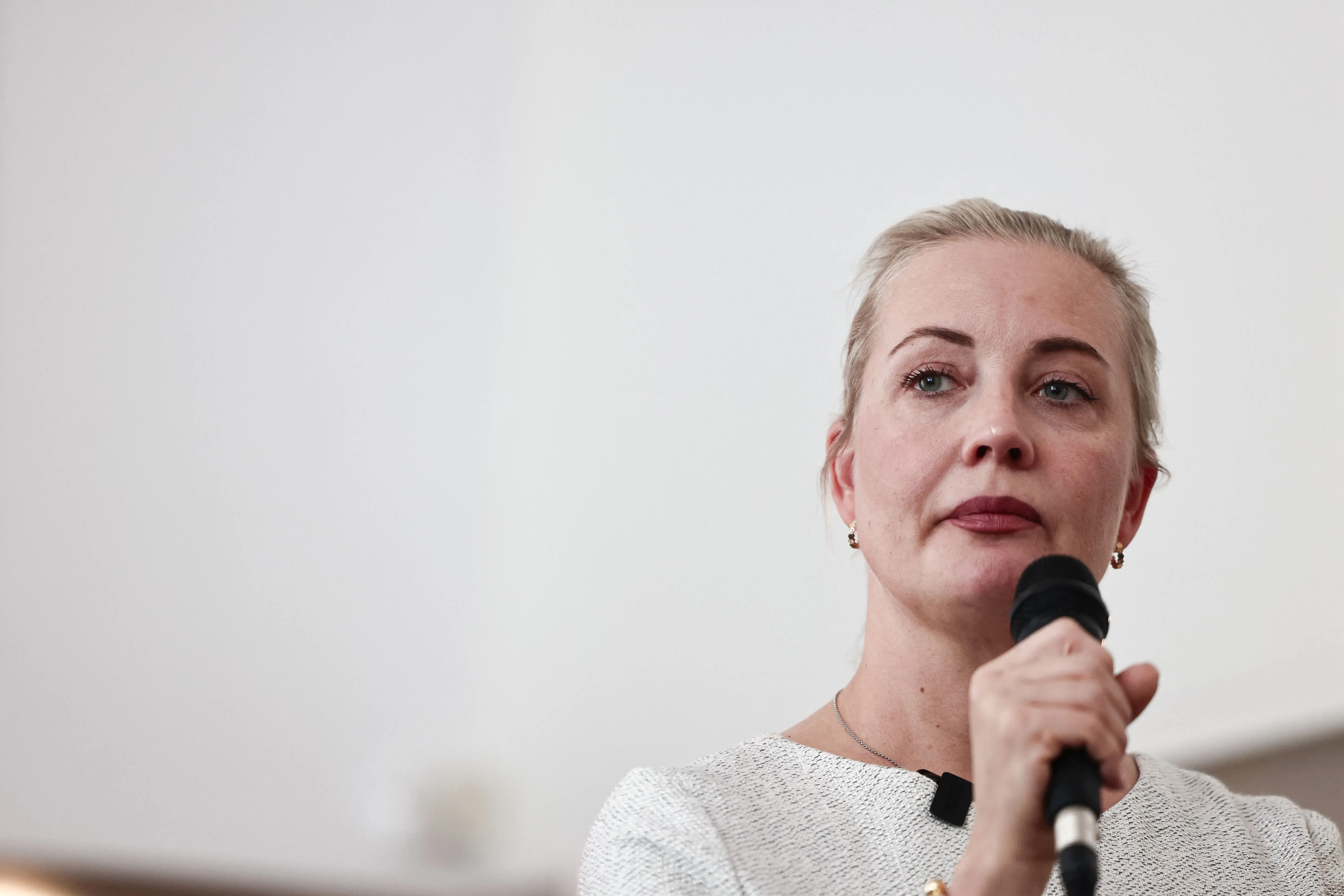 تظهر يوليا نافالنايا، أرملة المعارض الروسي الراحل أليكسي نافالني، أثناء حديثها عن نتائج اختبارات التسمم التي تعرض لها زوجها.