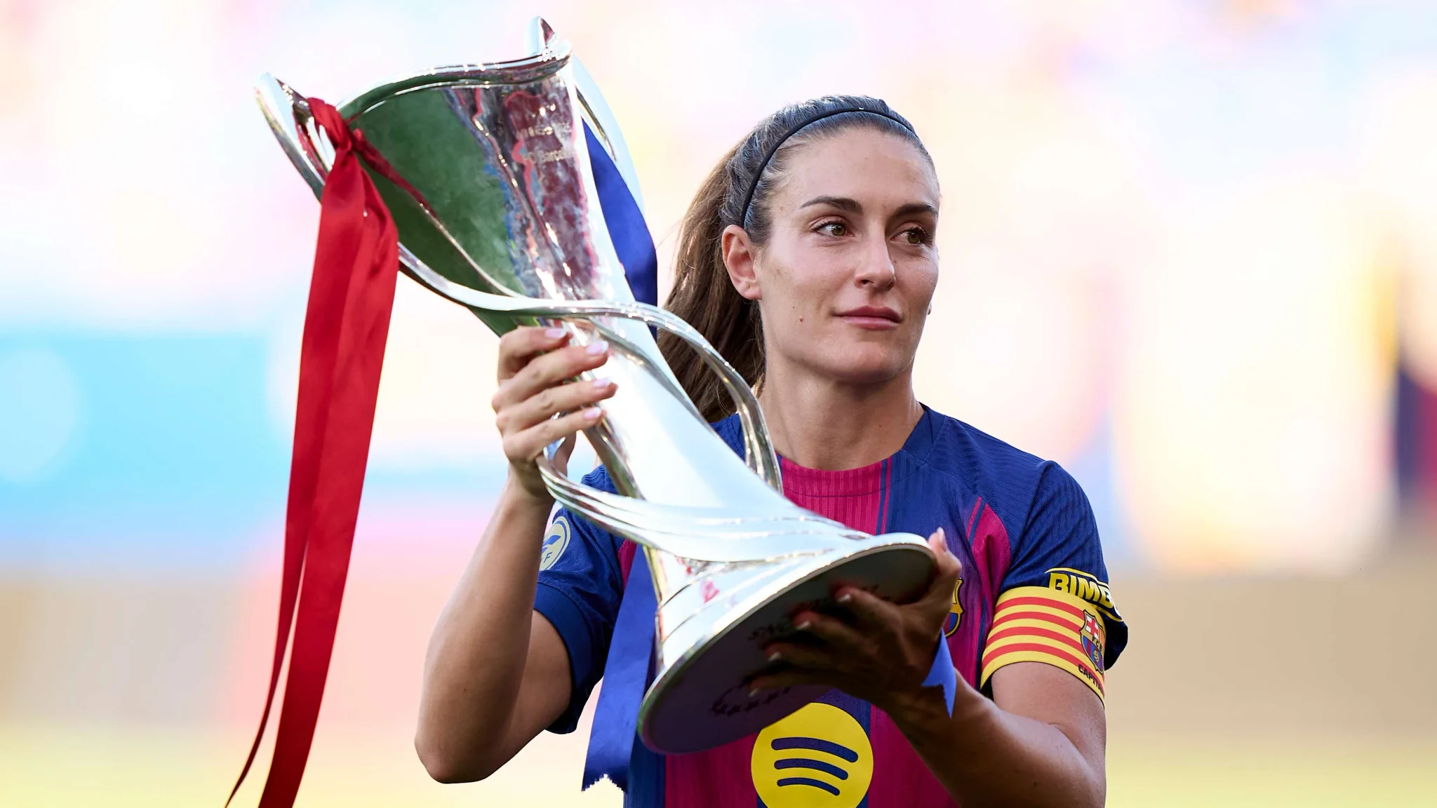 أليكسا بوتيلاس تحمل كأس دوري أبطال أوروبا بفخر بعد انتقالها إلى نادي London City Lionesses لتعزيز كرة القدم النسائية الإنجليزية.