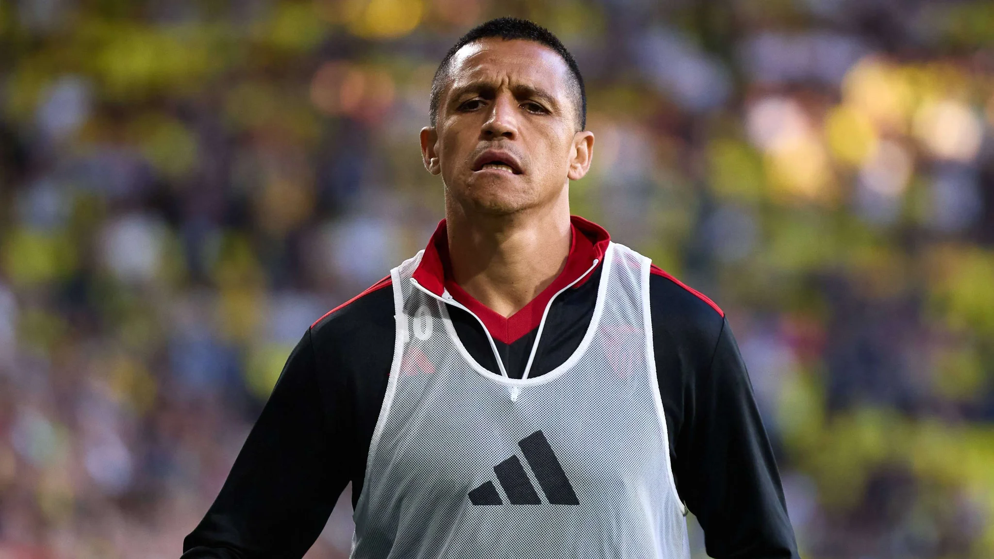 ألكسيس سانشيز، المهاجم الشيلي المخضرم، يرتدي زي تدريب ويستعد للعب مع فريق CF Montreal في الدوري الأمريكي لكرة القدم.