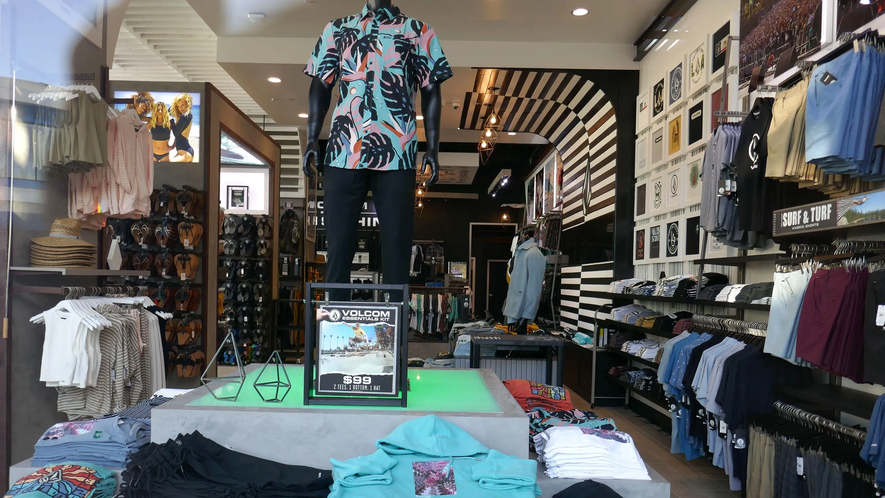 إغلاق متاجر Volcom مع عرض لملابسها في واجهة المتجر، يعكس تأثير الأزمات الاقتصادية على العلامات التجارية الشهيرة.