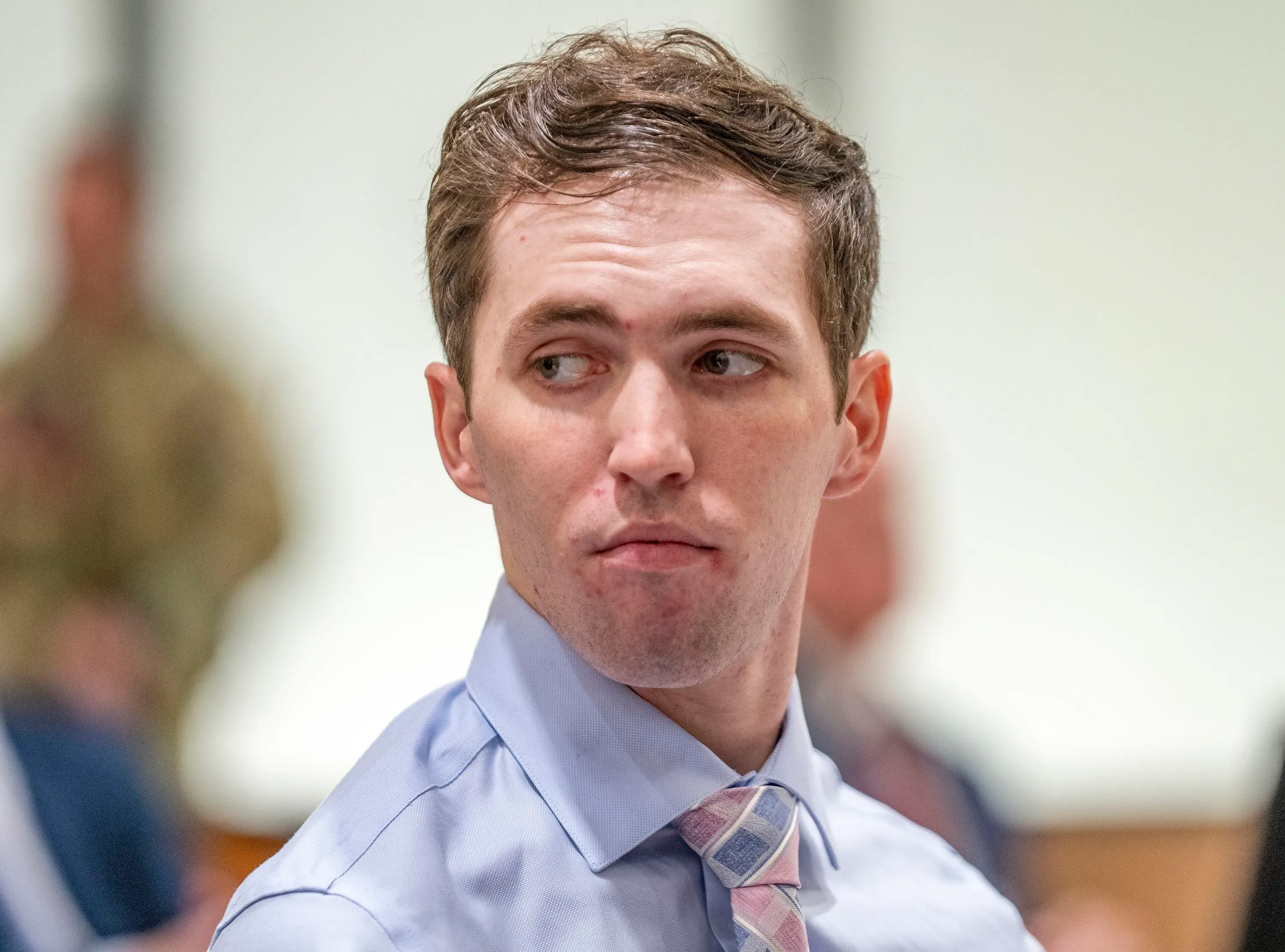 تظهر الصورة تايلر روبنسون، المتهم بإطلاق النار على تشارلي كيرك، أثناء جلسة محكمة في يوتا، حيث يناقش دفاعه تضارب المصالح المحتمل.