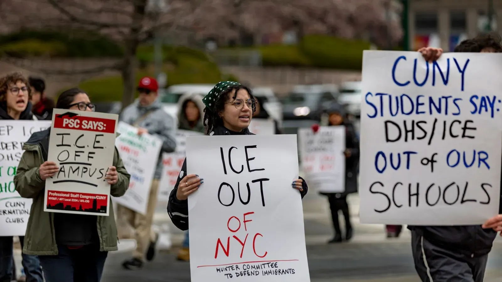 طلاب يحتجون في نيويورك ضد وجود إدارة الهجرة في الجامعات، مطالبين بإبعادها عن الحرم الجامعي لحماية الطلاب الدوليين.