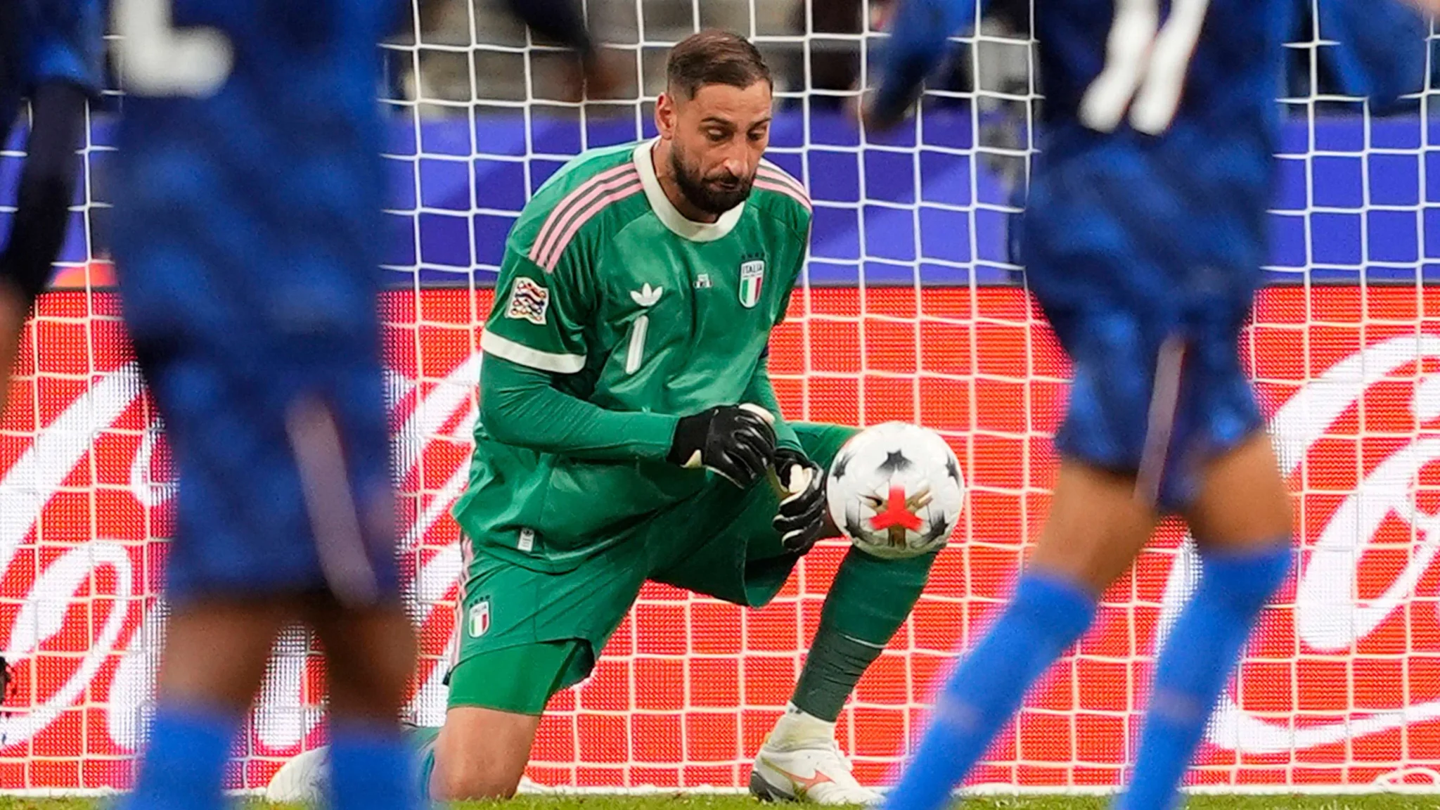 حارس إيطاليا جيانلويجي دوناروما يتصدى لكرة أمام منتخب فرنسا في مباراة دوري الأمم الأوروبية باستاد دو فرانس.
