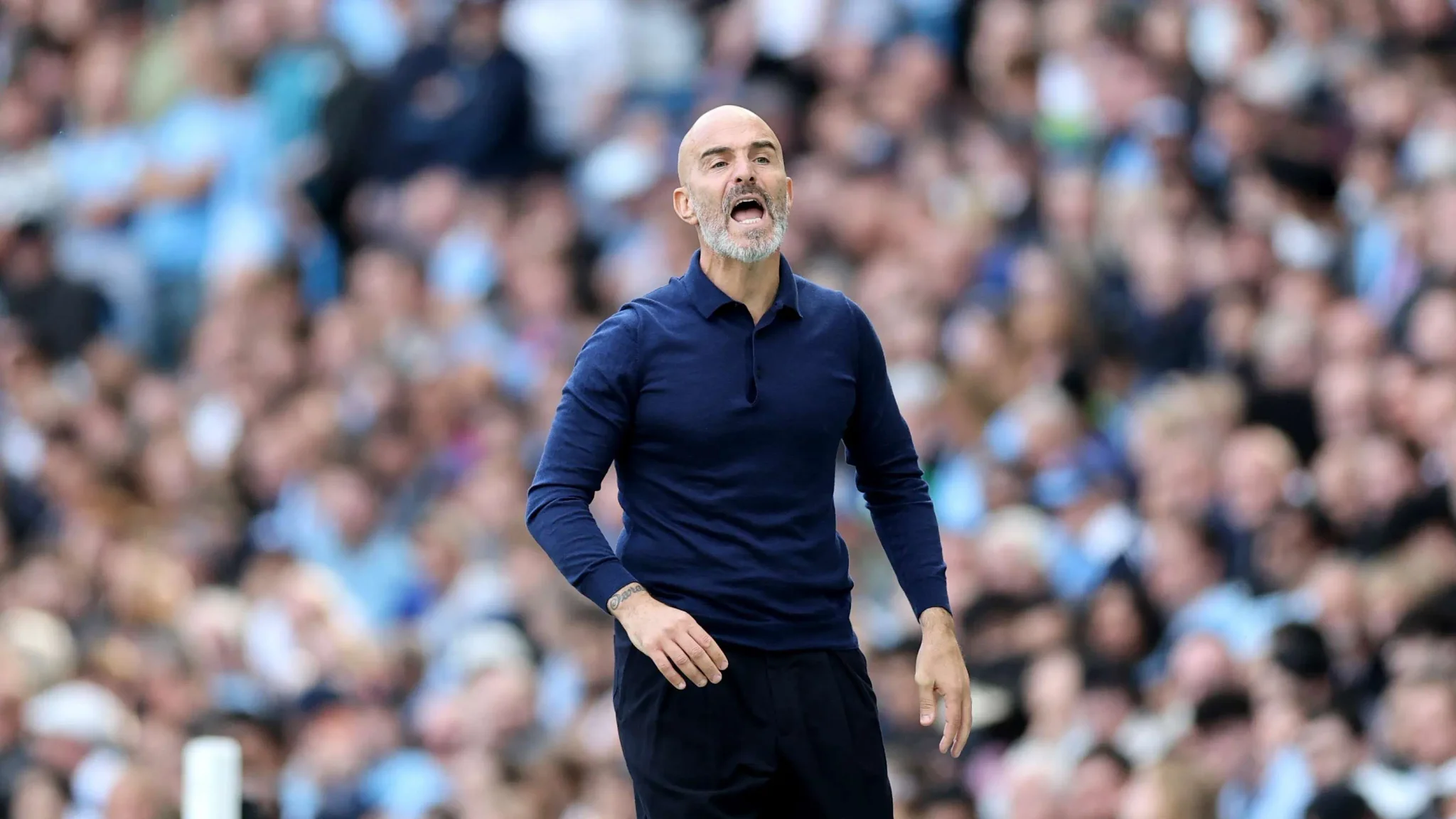 بيب غوارديولا مدرب مانشستر سيتي يظهر وهو يوجه تعليماته خلال مباراة في استاد الاتحاد ضمن بداية موسم جديد للفريق.