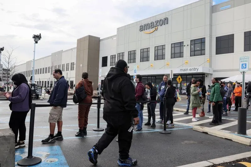 طابور من العمال أمام مدخل منشأة أمازون في كارولينا الشمالية، حيث يتم التصويت لتشكيل نقابة جديدة تمثلهم.