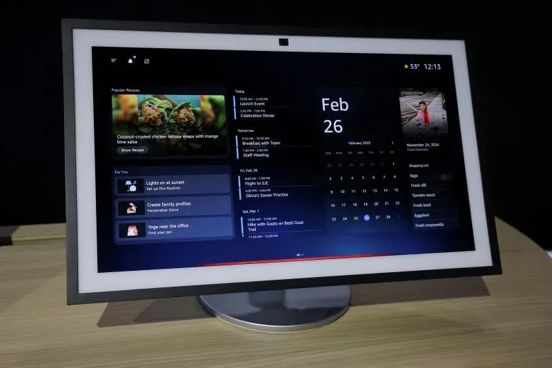 شاشة عرض ذكية تعرض واجهة المستخدم الخاصة بأمازون مع تقويم ومهام ومعلومات عن الوصفات، تعكس التطور في تكنولوجيا المساعدات الذكية.