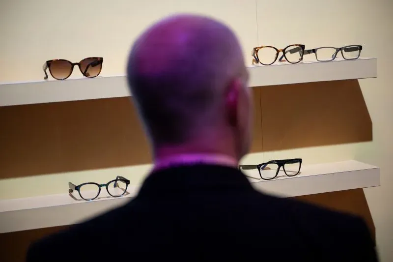 شخص يقف أمام رف يحتوي على مجموعة من النظارات، في سياق الحديث عن مستقبل نظارات أمازون الذكية المدعومة بأليكسا.