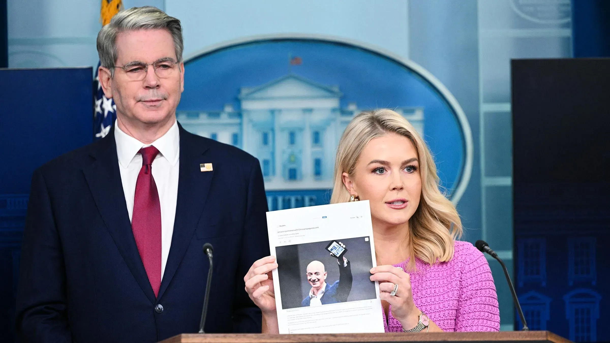 تظهر السكرتيرة الصحفية للبيت الأبيض، كارولين ليفيت، خلال مؤتمر صحفي، وهي تحمل ورقة تحتوي على صورة لجيف بيزوس، مع التركيز على تأثير التعريفات الجمركية.