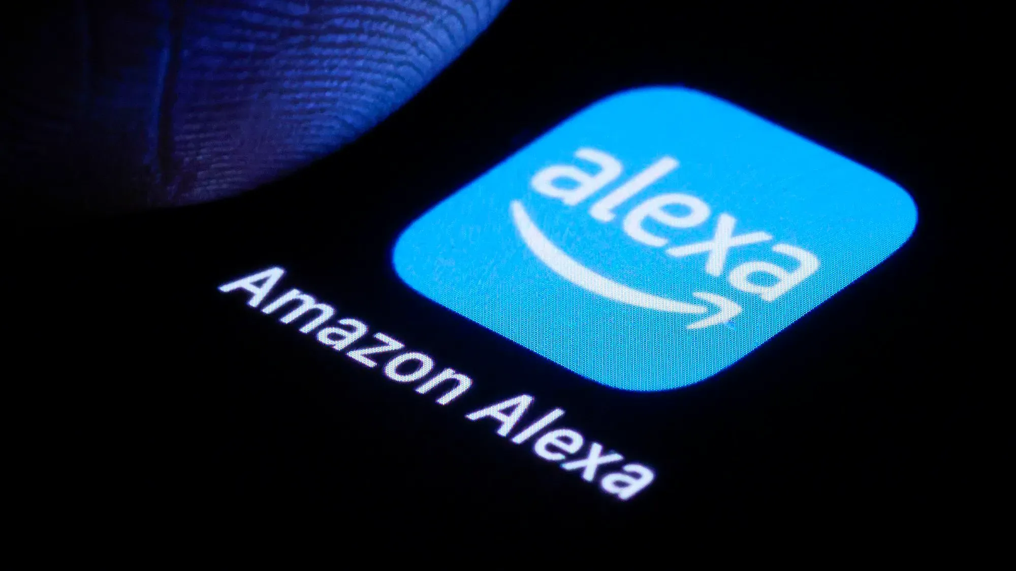 شعار تطبيق أليكسا الجديد من أمازون، مع خلفية داكنة، يعكس تحديثات الذكاء الاصطناعي وقدراته الشخصية.