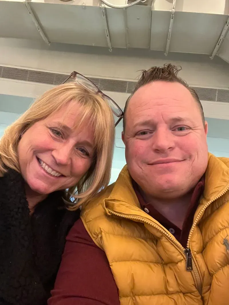 صورة تظهر رجلًا وامرأة يبتسمان معًا، تعبيرًا عن الارتباط الإنساني في ظل الأحداث الجارية في أوكرانيا.