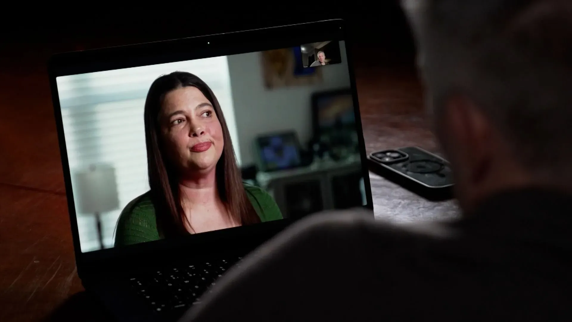 امرأة تتحدث عبر مكالمة فيديو على الحاسوب، تتناول موضوع المفقودين الأمريكيين في أوكرانيا وتأثير الحرب عليهم.
