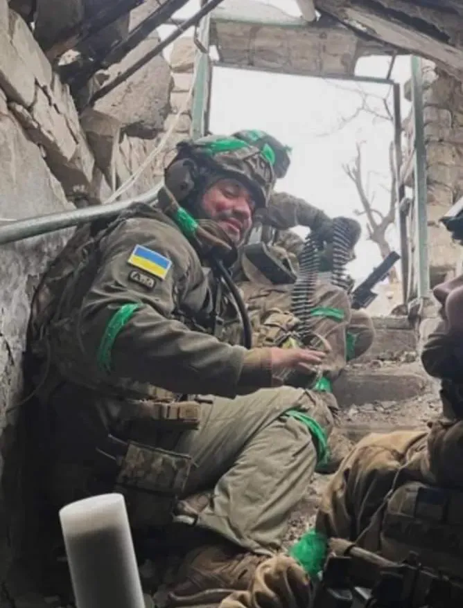 جنود أوكرانيون في مأوى خلال القتال، يرتدون زيًا عسكريًا ويستعدون للأسلحة، مع خلفية من الحطام والأرض غير المستوية في ساحة المعركة.