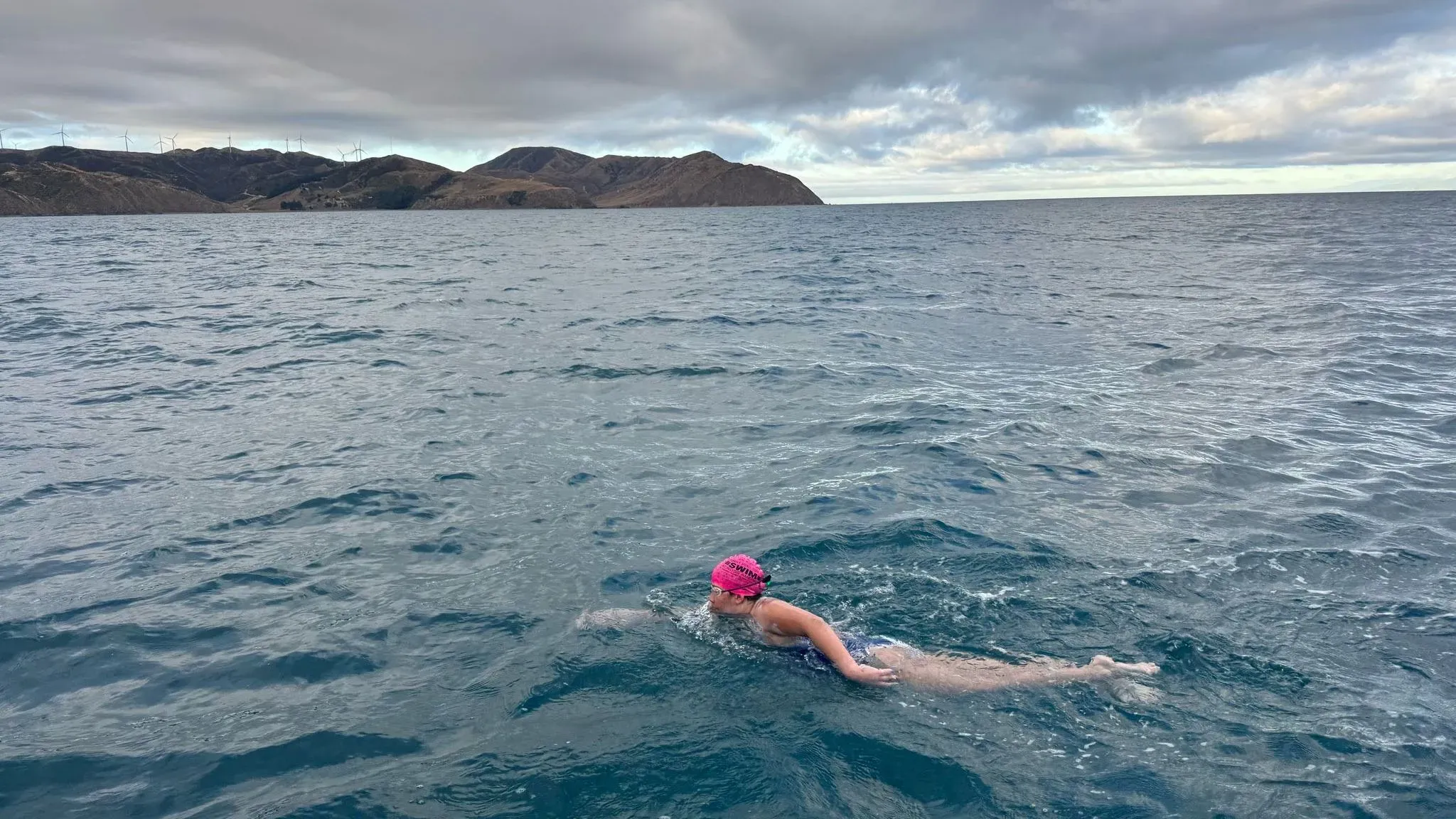 مايا مرهج تسبح في مياه مضيق كوك بنيوزيلندا، تواجه تحديات السباحة في ظروف قاسية وتستعد لتحقيق هدفها في عبور "المحيطات السبعة".