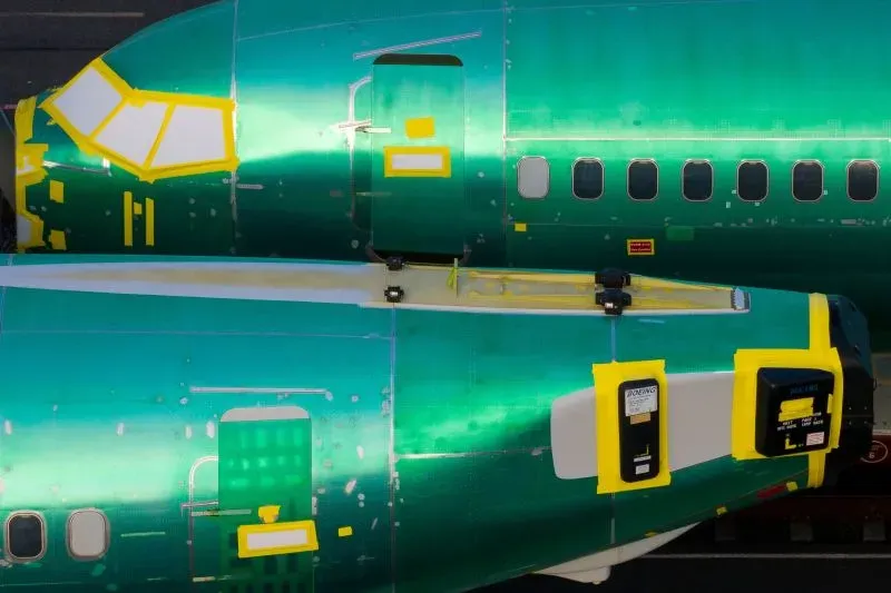 صورة لطائرتين من طراز بوينج في مرحلة التجميع، تظهر تفاصيل الهيكل الخارجي والتجهيزات قبل الطلاء، مما يعكس التحديات التي تواجه الشركة.