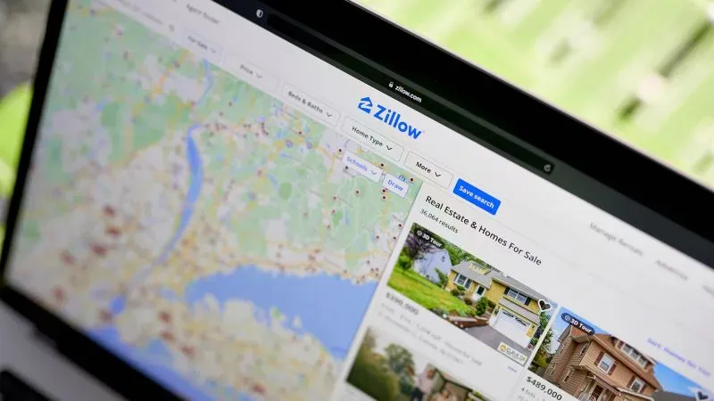 واجهة موقع Zillow تعرض خريطة للبحث عن العقارات، مع قوائم منازل للبيع، تعكس الاتجاهات الحالية في سوق العقارات.