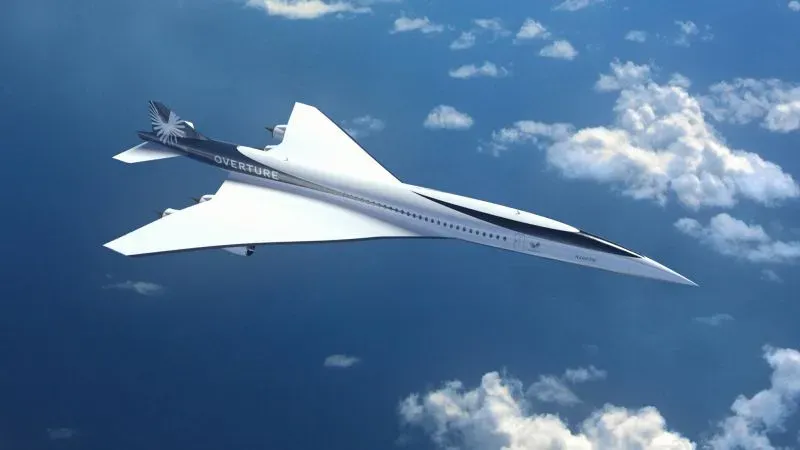 طائرة Overture الأسرع من الصوت تحلق في السماء، تمثل مستقبل السفر الجوي بفضل سرعتها العالية وقدرتها على تقليل مدة الرحلات.